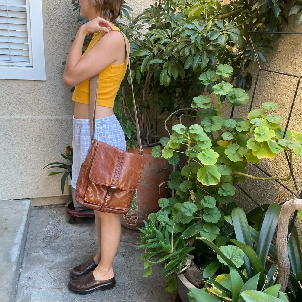 Vintage 80’s orange brown Fossil distressed leather bag